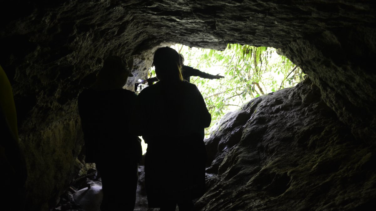 Incursiones. Un par de turistas escuchan la información de un guía.