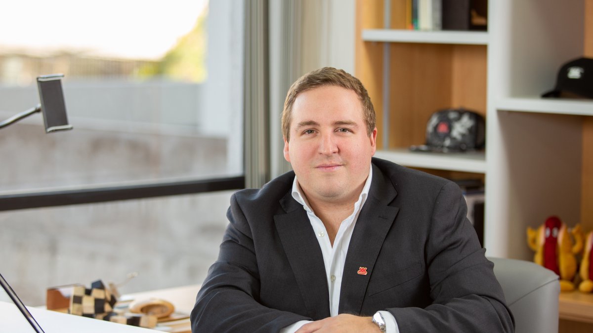 Andrés Sotomayor, gerente de WienerSchnitzel, la cadena de hot dogs que busca expandirse en Ecuador.