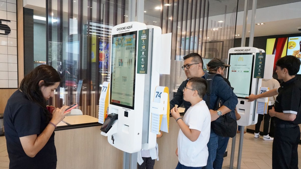 En McDonald´s se han implementado los kioscos digitales para que los clientes hagan sus pedidos más rápido.