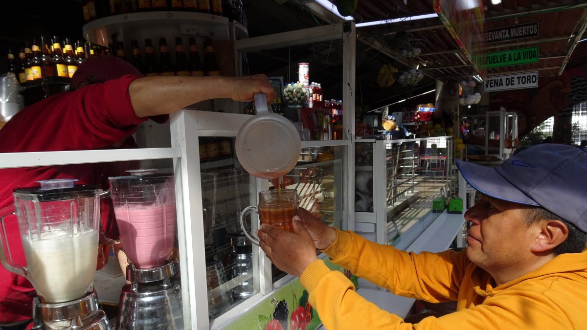 Cuenca. Un cliente pide el jugo, un clásico en la capital azuaya.