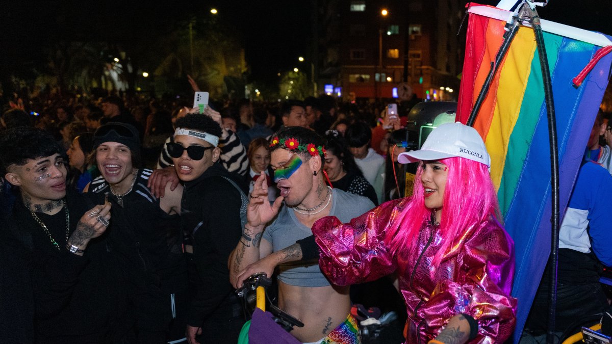 Varias personas participan en la marcha del Orgullo LGBT en Montevideo (Uruguay).
