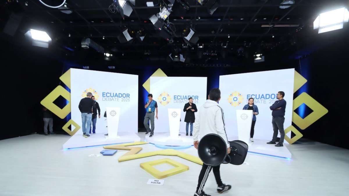 Ubicación. La moderadora Ruth de Salto estará en medio de Luisa González y Daniel Noboa.