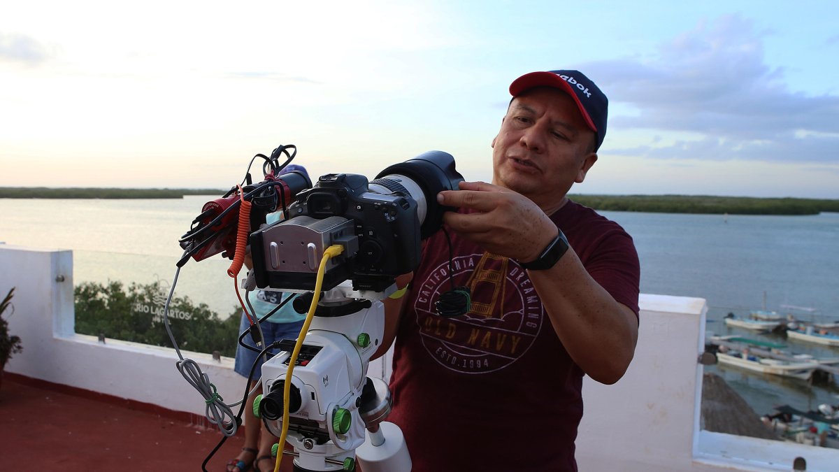 El astrofotógrafo Roberto Fernández prepara su equipo el 18 de septiembre de 2023 en la localidad de Río Lagartos, estado de Yucatán (México).