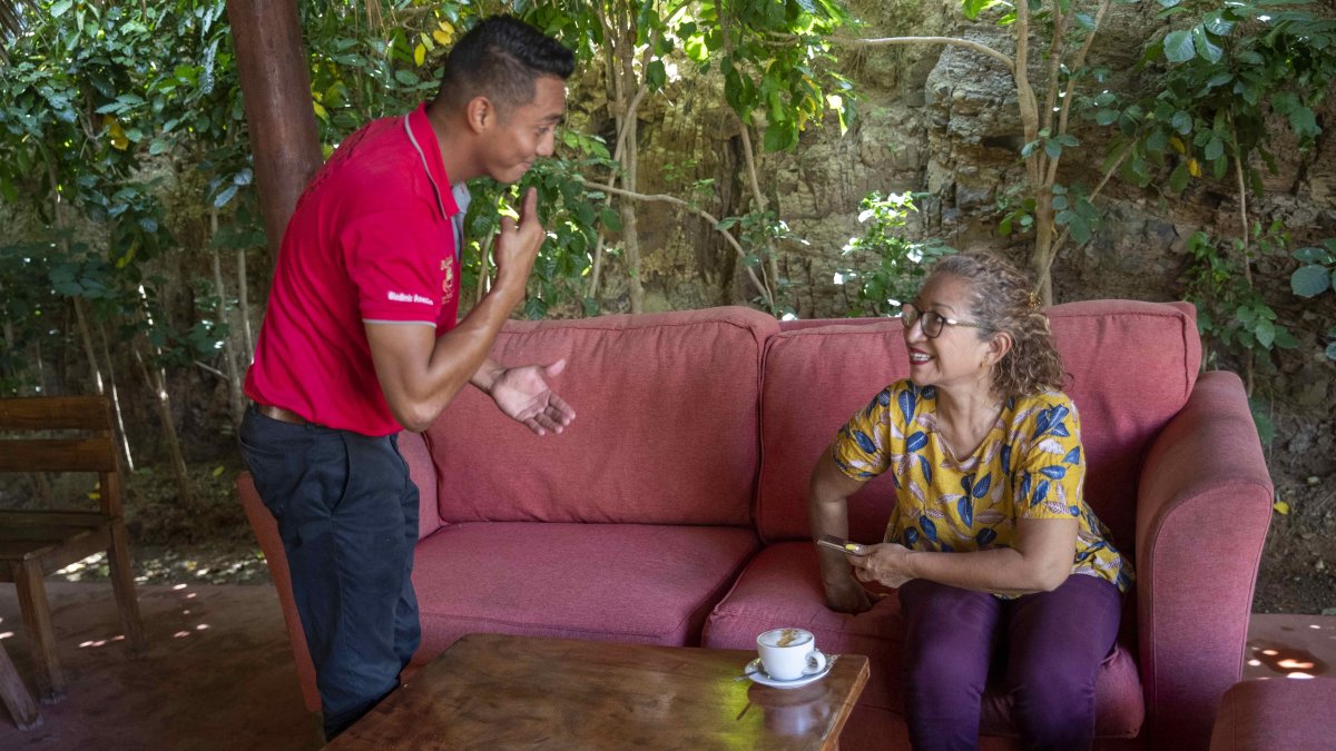 1. Nicaragua.  Un cartel sobresale en la entrada del restaurante.
