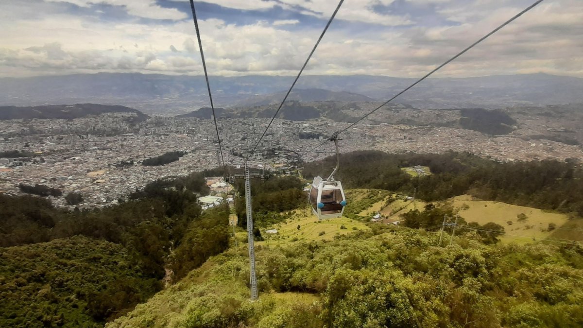 Desde lo alto es posible divisar a Quito en todo su esplendor. En la derecha se expande sin fin el sur, en el frente el centro y valles, en la izquierda el norte que se traza hacia el infinito.