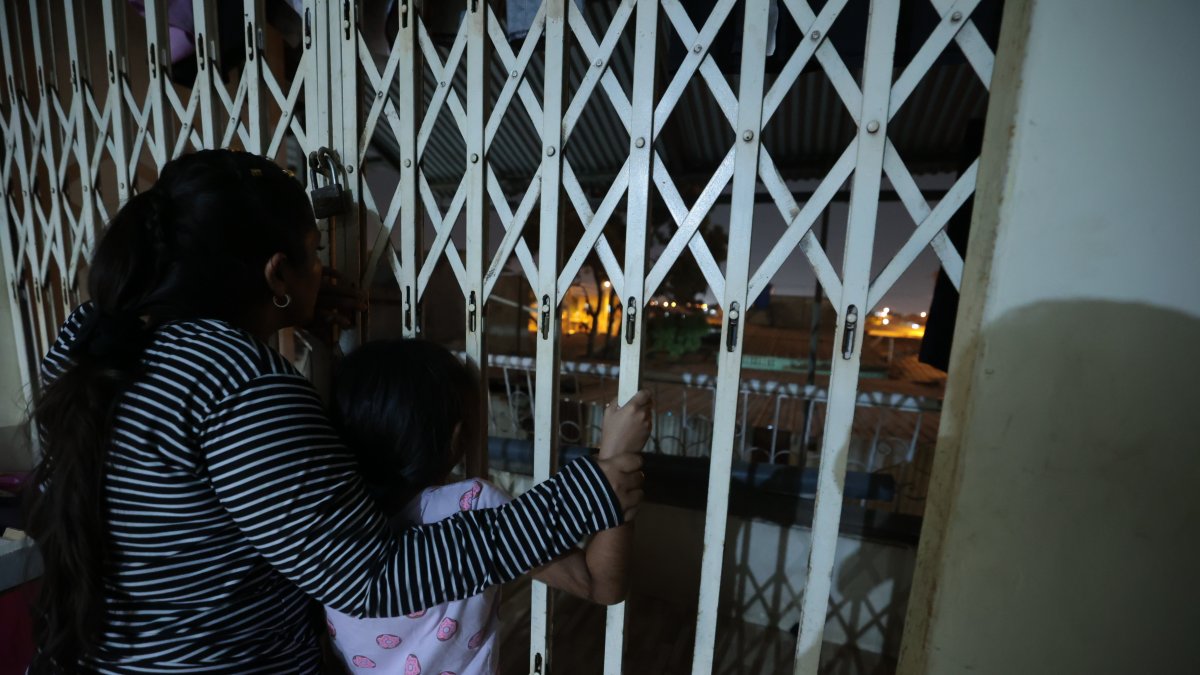 Escenario. Después de las 18:00, Sandra y su hijita de 8 años ya no salen de casa. Se encierran por la ola de inseguridad y violencia.