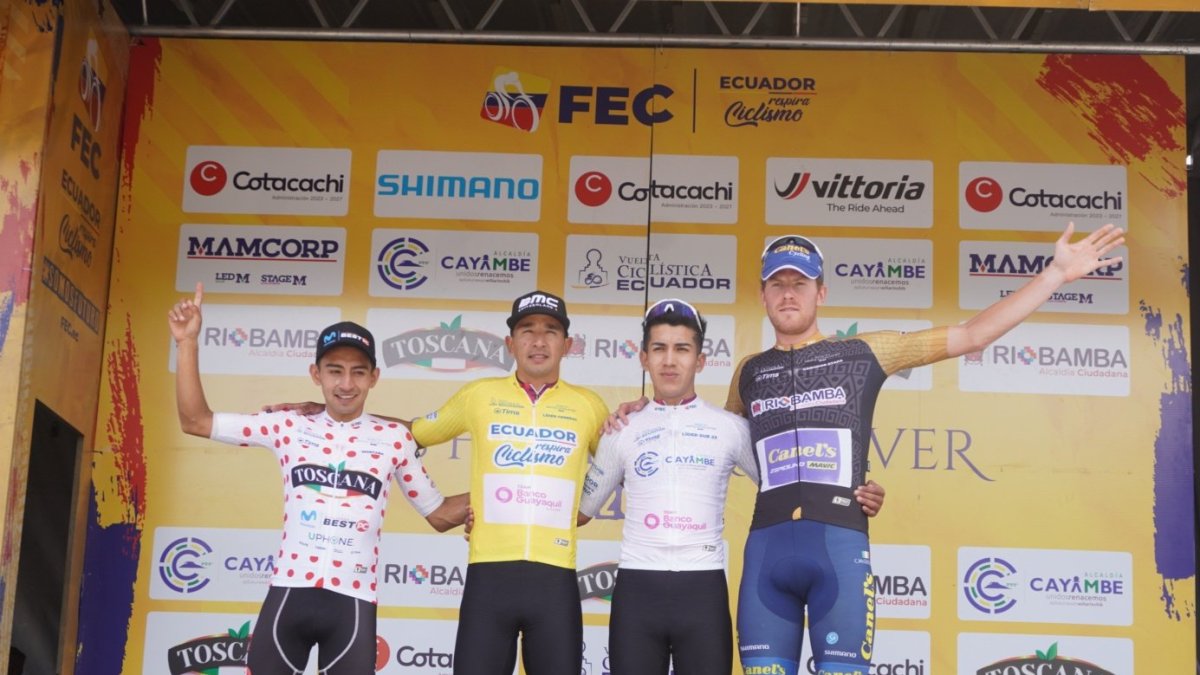 Nixon Rosero, líder de la Sub-23 (i), Robinson Chalapud, campeón de la Vuelta 2023; Marco Tulio Suesca, rey de la Montaña; y Cormac McGeouh, ganador de la etapa 6, en el podio.