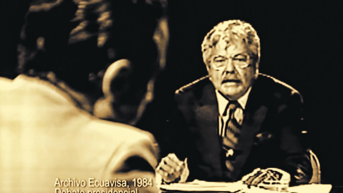 León Febres Cordero y Rodrigo Borja (de espaldas), durante el debate del 27 de abril de 1984.