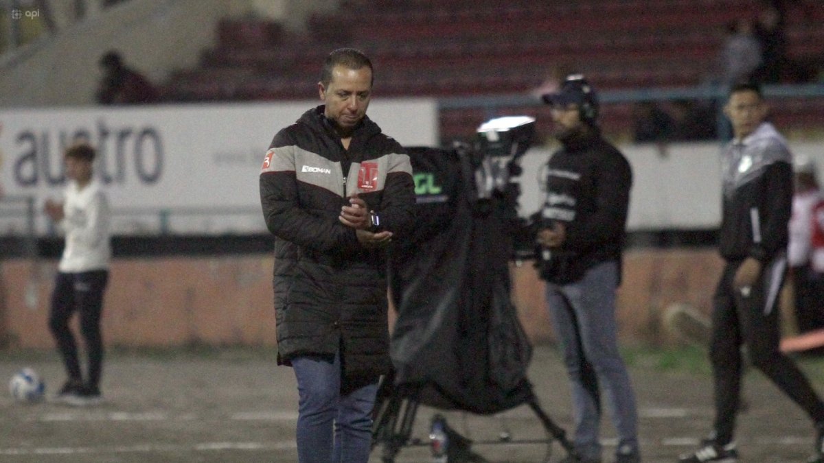 Comenzó como preparador en su país en Quindío (2016) y Alianza Petrolera (2019), hasta ser asistente en Técnico Universitario y escalar a entrenador.