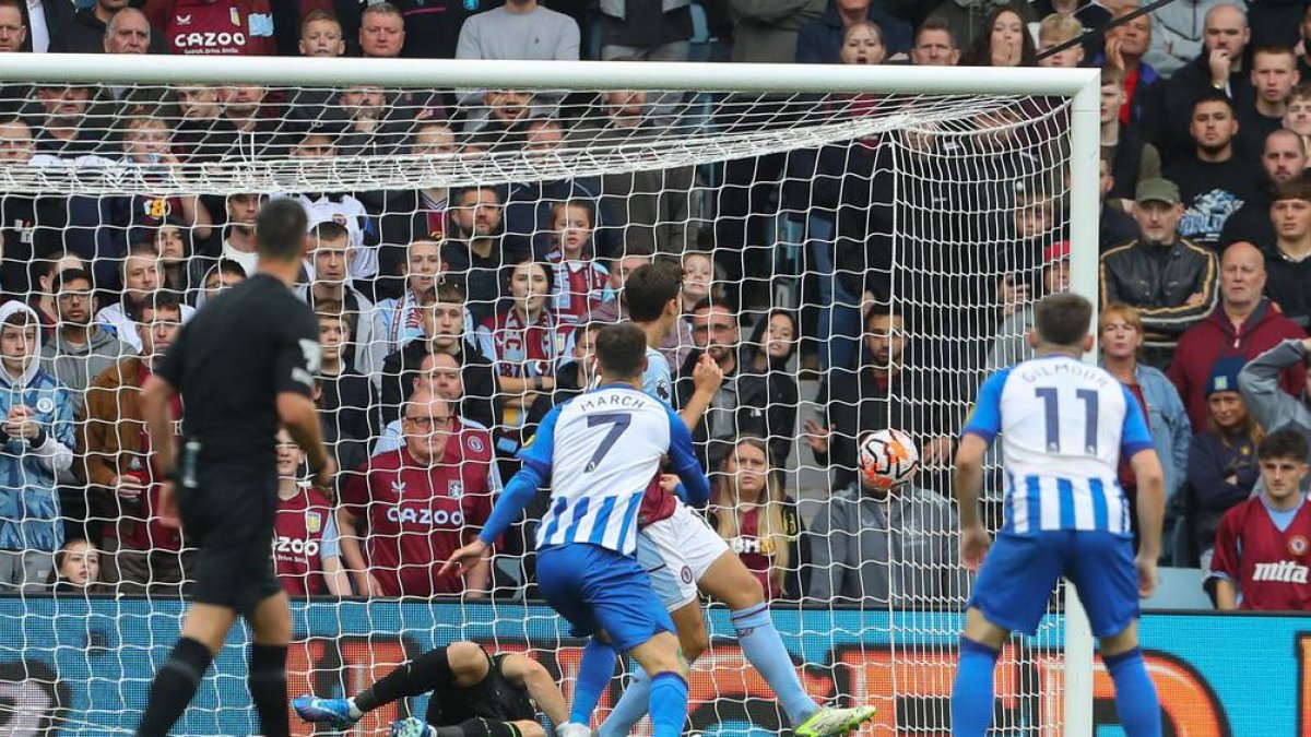 Pervis Estupiñán jugó los primeros 45 minutos, del duelo que se dio entre el Aston Villa y el Brighton