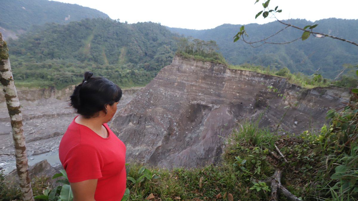 Carmen Durán mira desde el borde de la montaña hacia el abismo, la distancia entre su domicilio y el borde del precipicio.