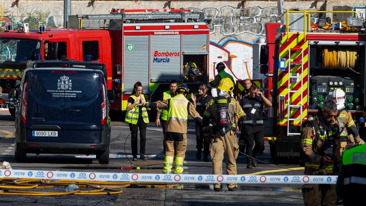 Los bomberos durante los trabajos de extinción del incendio en la discoteca Teatre de la ciudad española de Murcia.