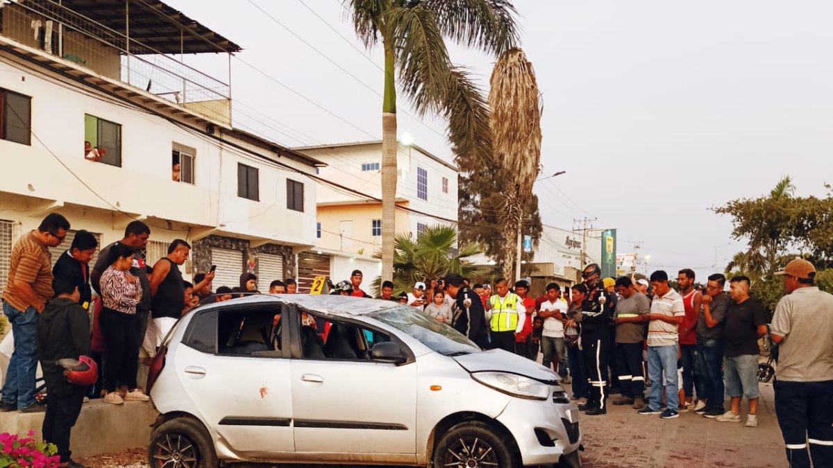 Hecho. Este fue el vehículo que se impactó contra la vereda, el costado izquierdo del auto fue el más afectado.