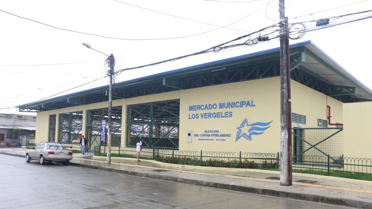 Vergeles. La estructura permanece cerrada y empieza a deteriorarse.