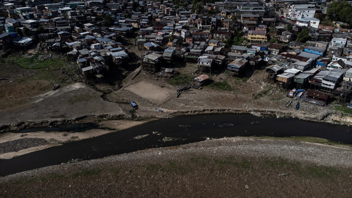 Fotografía aérea que muestra el lecho del Río Negro, hoy, en Manaos, Amazonas (Brasil).