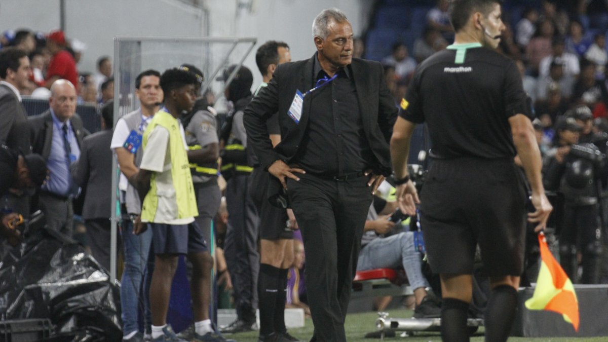 Hernán Torres apenas suma una victoria en la LigaPro, desde que asumió el banquillo de Emelec.