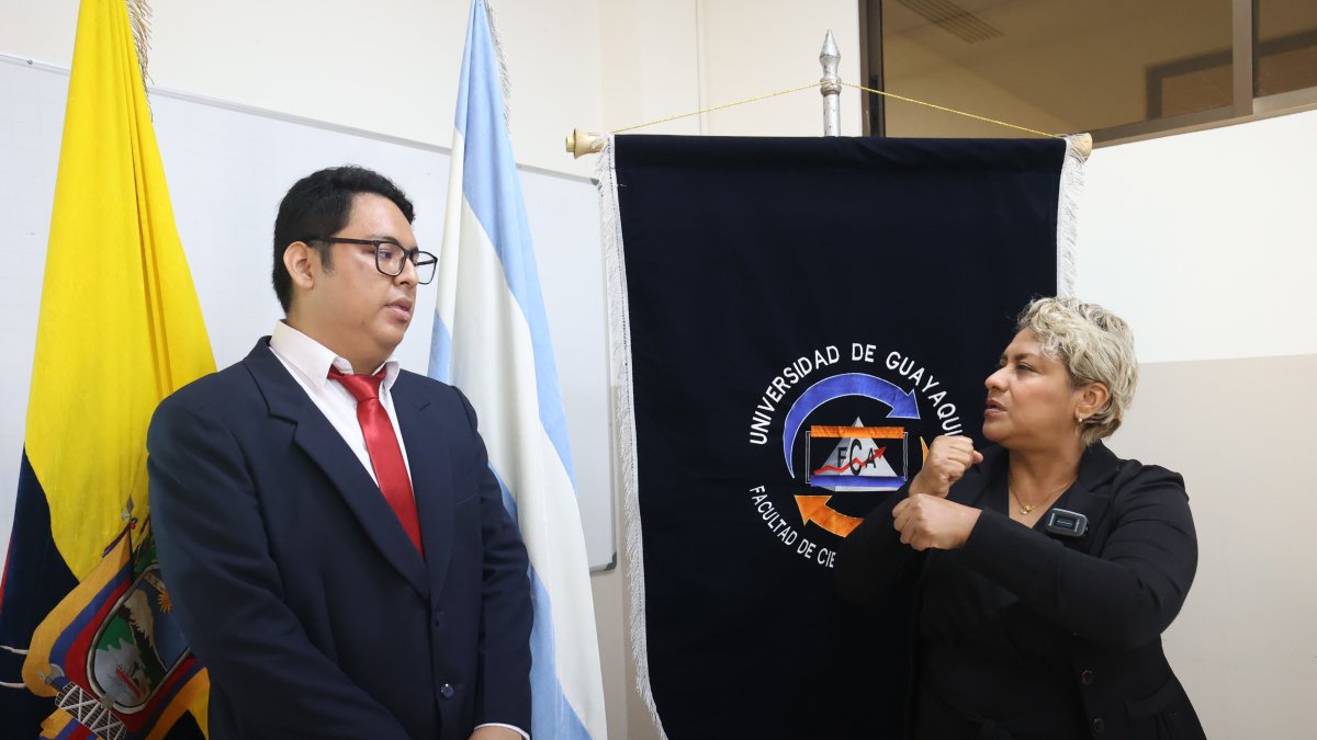 1. Comunicación. Con ayuda de Alexandra Irrazabal, intérprete en lenguaje de señas, Jaime Núñez pudo exponer su trabajo de titulación, en la Universidad de Guayaquil.