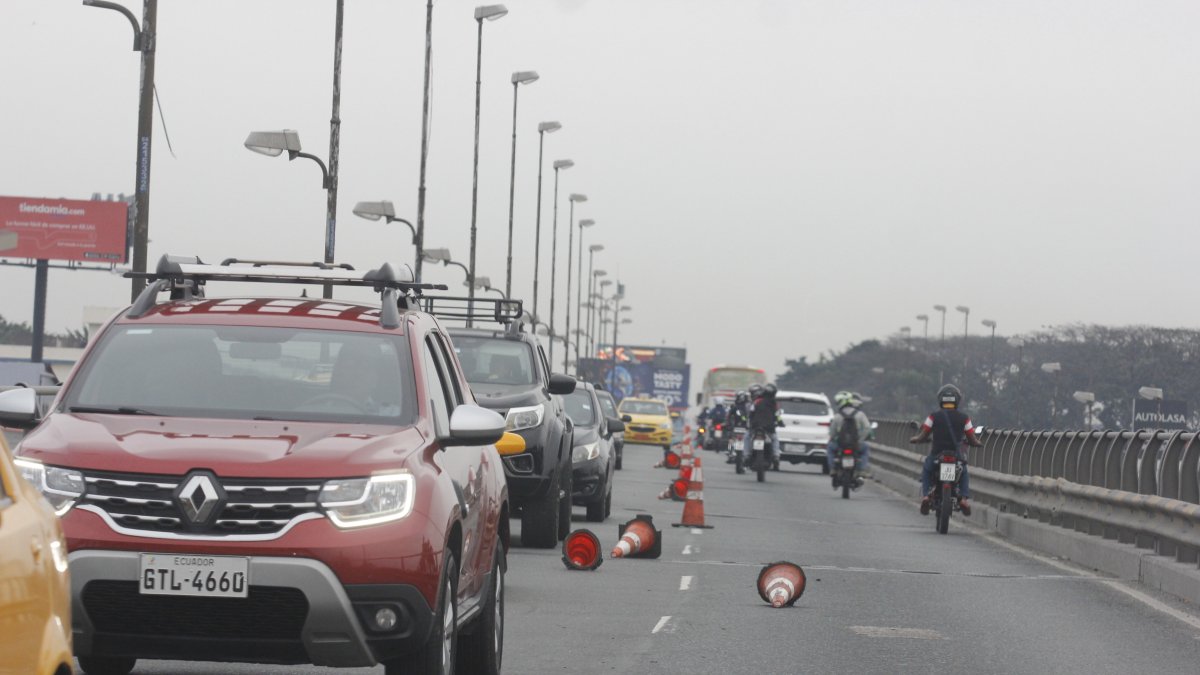 Las personas pasan por encima de los conos