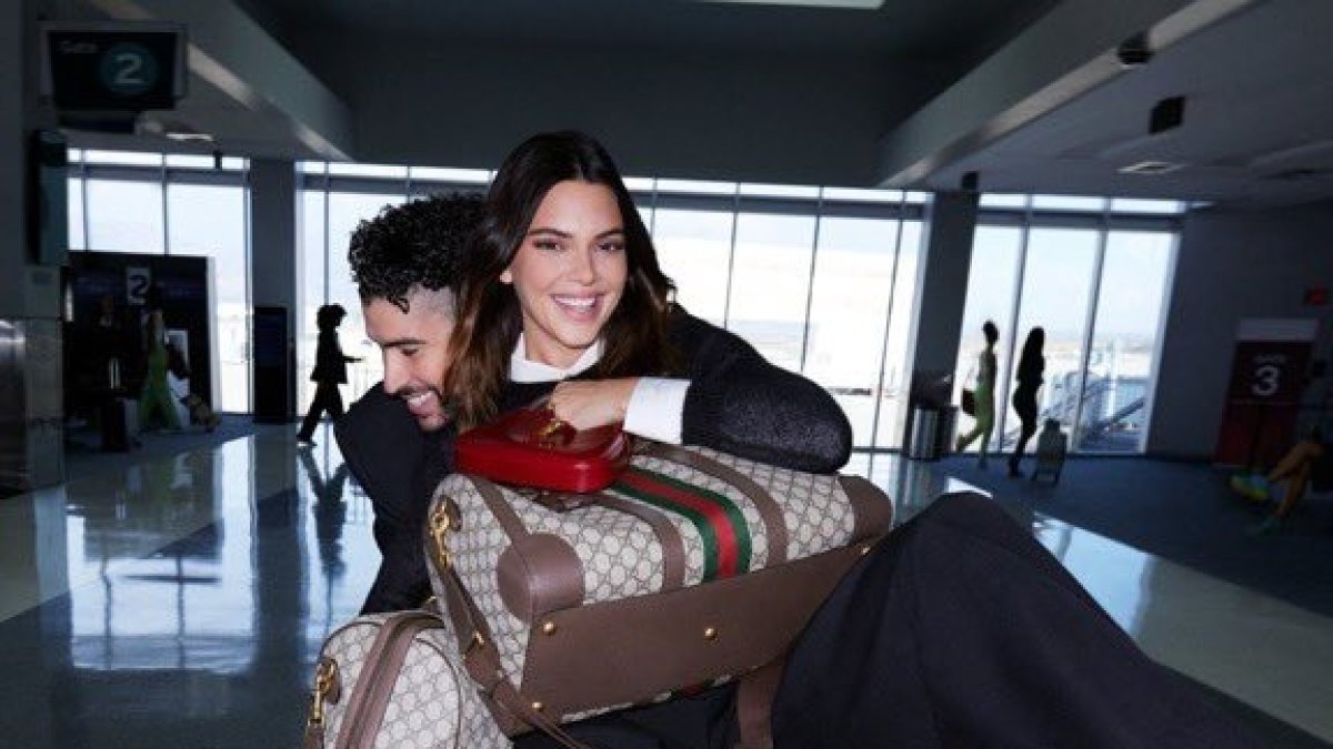 Bad Bunny y Kendall Jenner ejemplifican a una pareja de los 90's en su nueva colaboración con Gucci