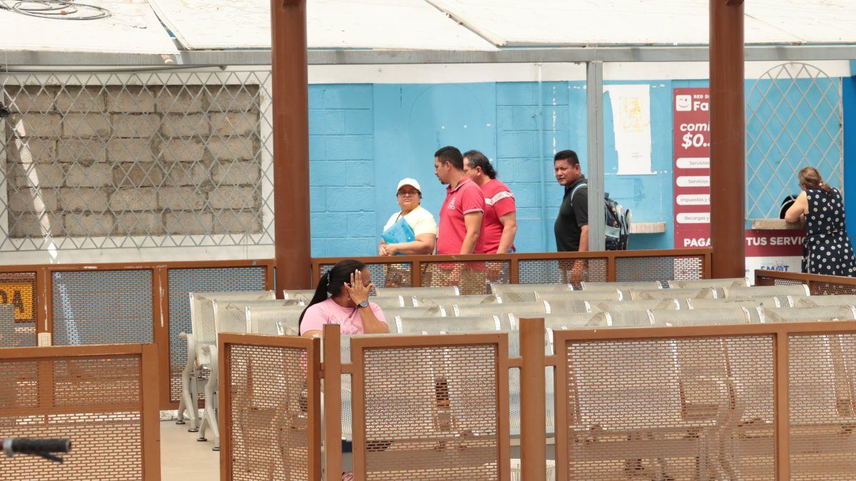 Secuelas. Las bancas metálicas en las que se suelen sentar los ciudadanos para esperar mientras realizan trámites municipales lucen casi vacías. Hay una menor afluencia de usuarios.