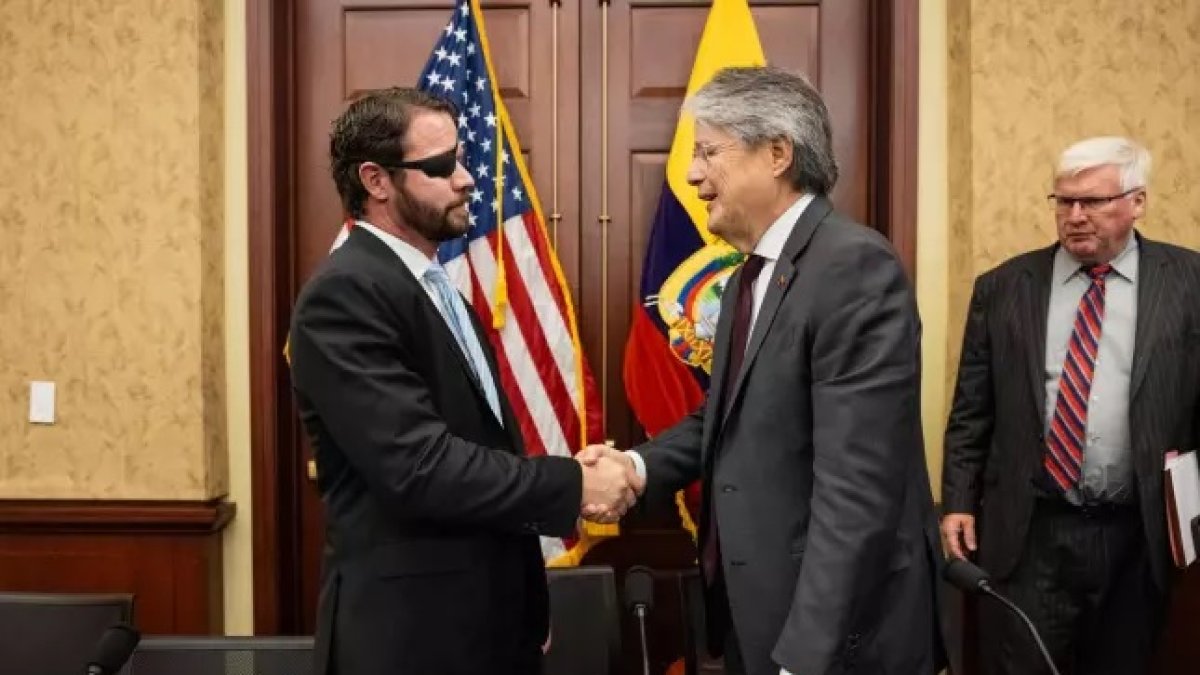Acuerdos. El congresista estadounidense Dan Crenshaw durante una reunión con el presidente de Ecuador, Guillermo Lasso.