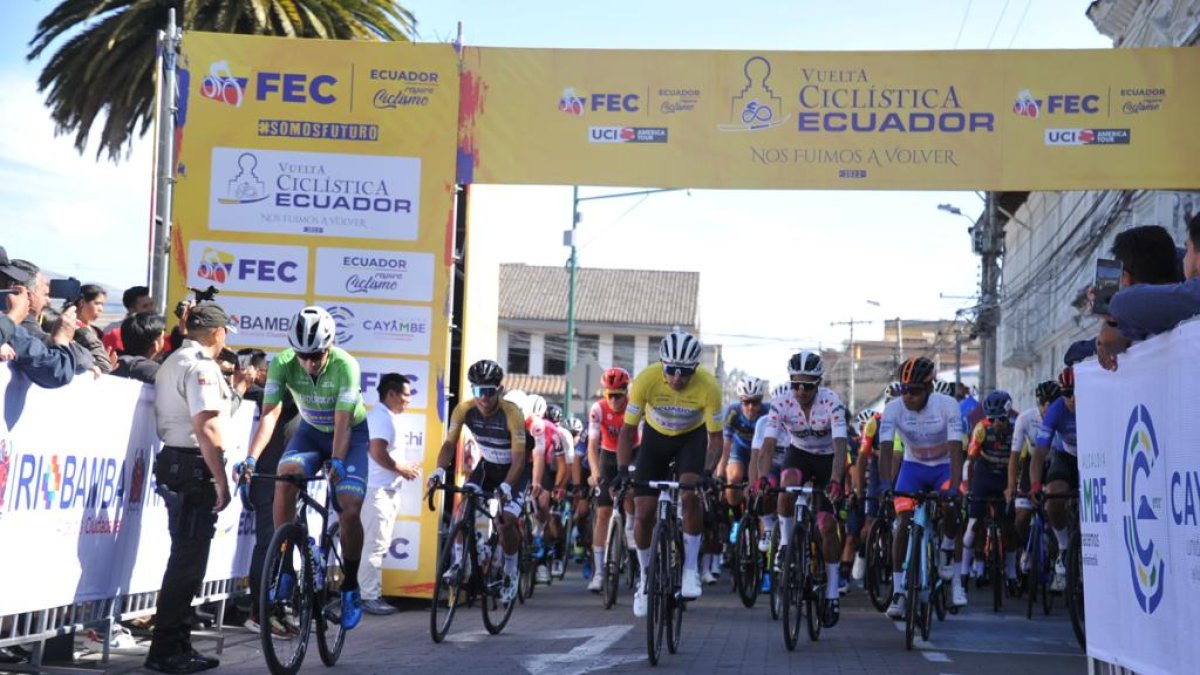 Chalapud (c), en una de las partidas de la Vuelta al Ecuador 2023 que ganó.