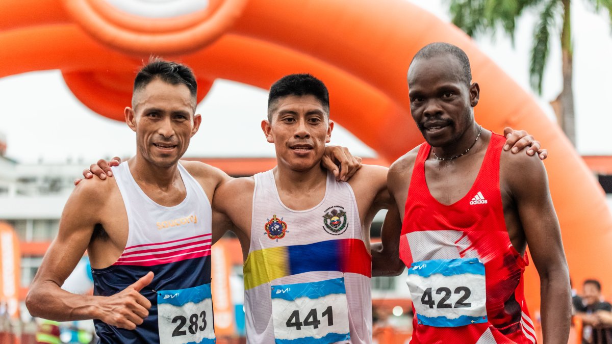 Geoffrey Kiptoo (d), Jorge Arias (c) y Gamanier Huaman integraron el podio de los 42 km en la categoría varones.