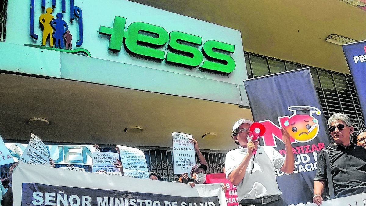 Acreedores. Los centros de diálisis son uno de los grupos de prestadores externos a los que les debe el IESS.