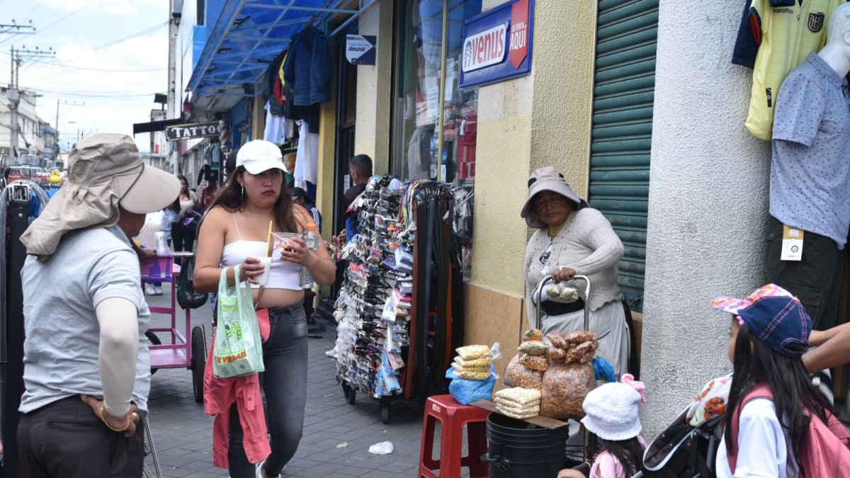 Comerciantes autónomos no regularizados ocupan las aceras con toda clase de productos. Los peatones deben esquivar la mercadería para no tropezar.