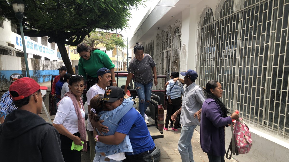 Lugar. Los parientes de los fallecidos acudieron a la morgue.