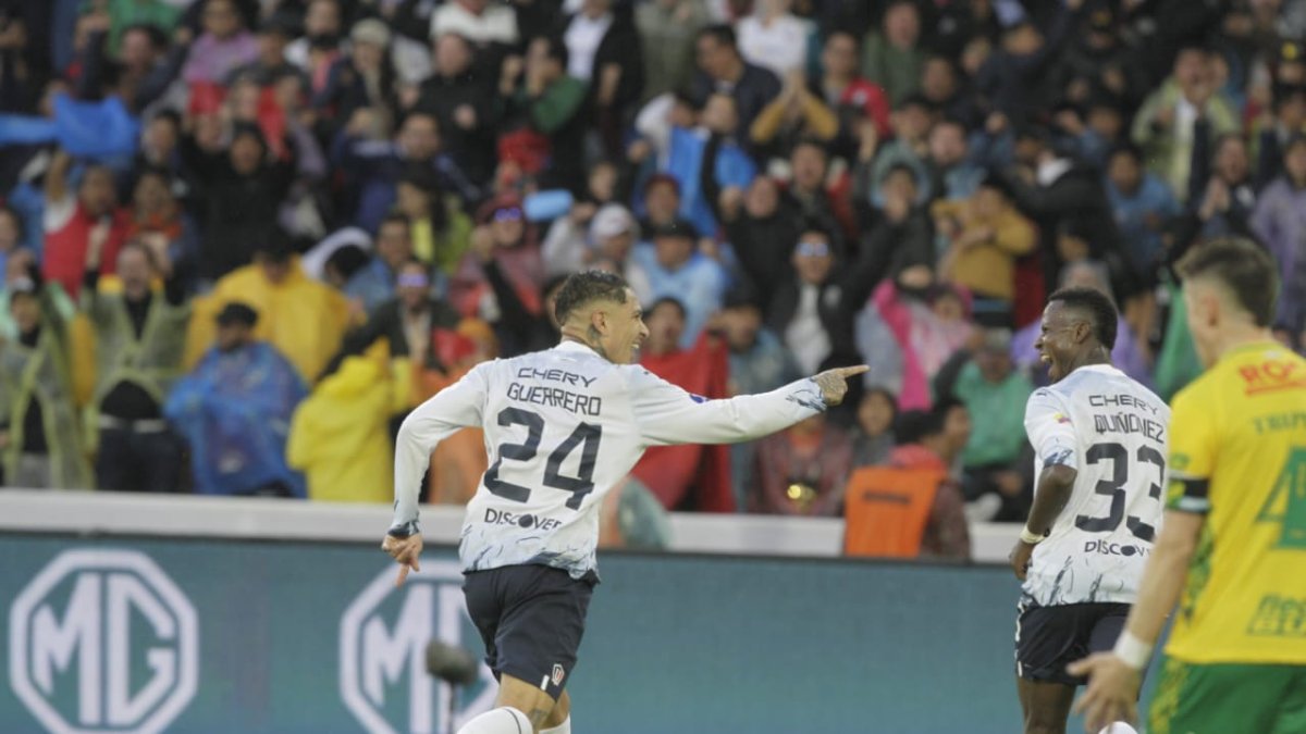 Liga de Quito se impuso por 3-0 a Defensa y Justicia en el estadio Rodrigo Paz.