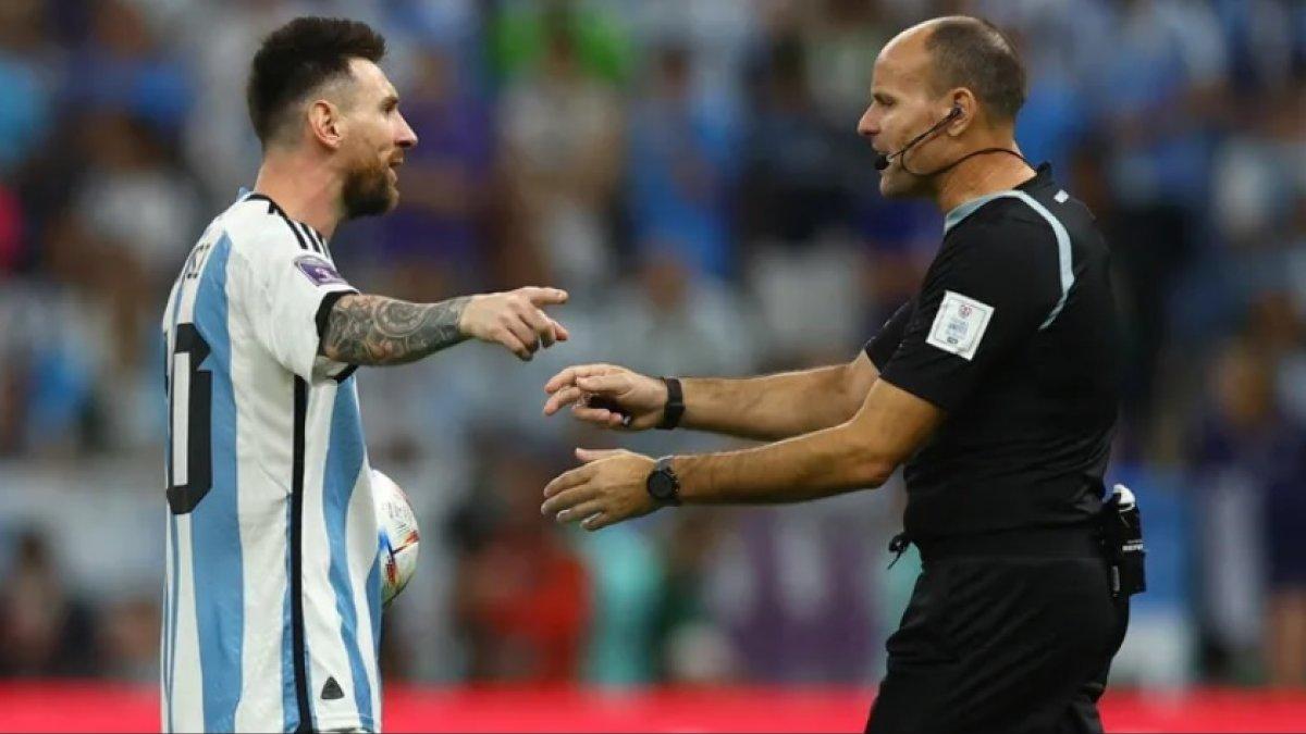 Messi y Mateu Lahoz, durante el Mundial de Qatar 2022.