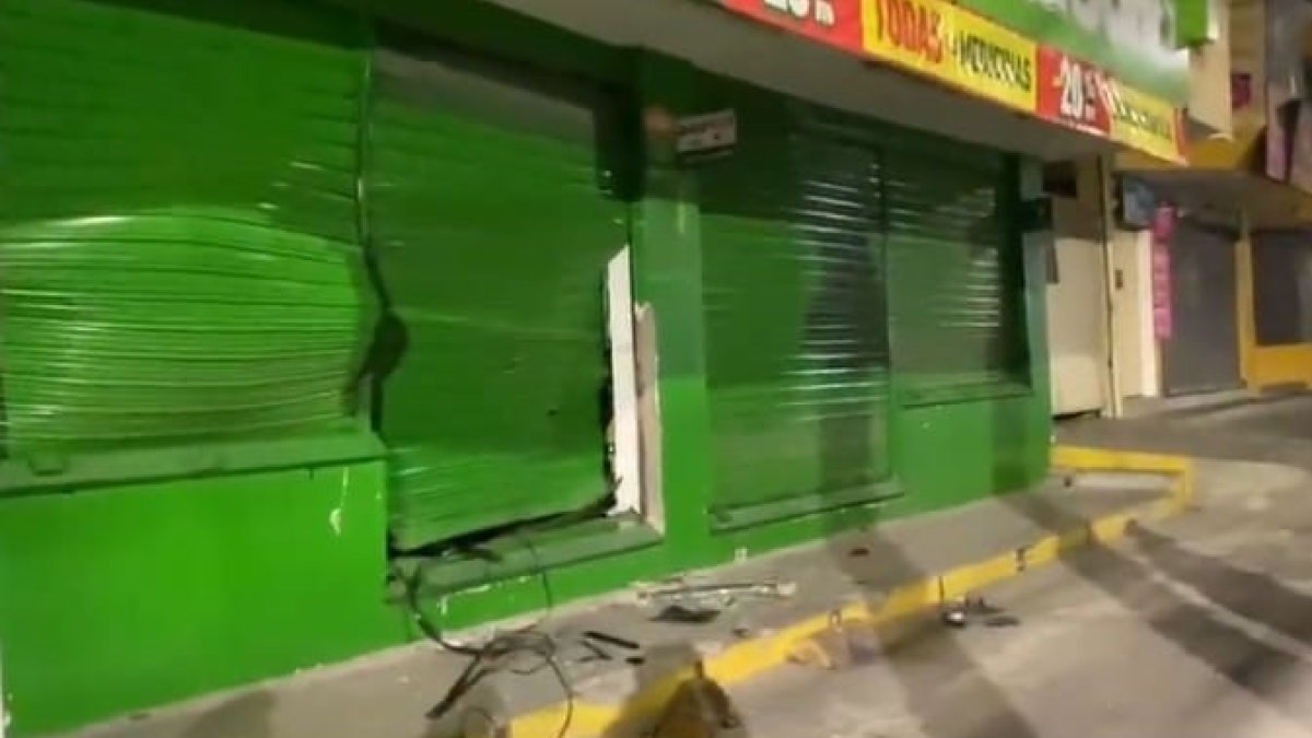 Daños. Delincuentes se robaron un cajero en Tumbaco y dañaron la puerta de un local comercial.