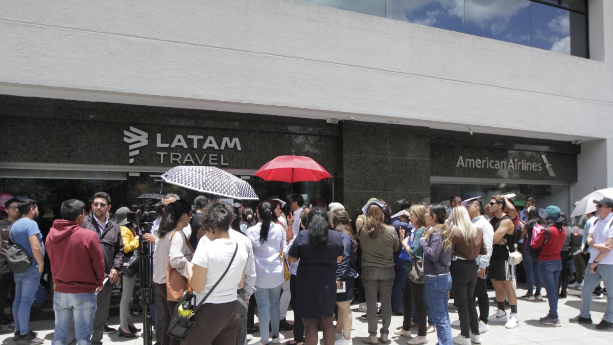 Perjudicados de Equair, en las afueras de una agencia de Latam, en Quito.