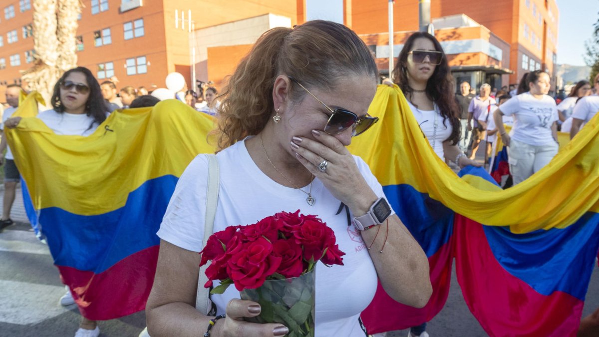 Amigos de los fallecidos en las discotecas La Fonda Milagros y Teatre, en Murcia, se han concentrado este lunes a las puertas de estos locales en apoyo a las familias de las víctimas.