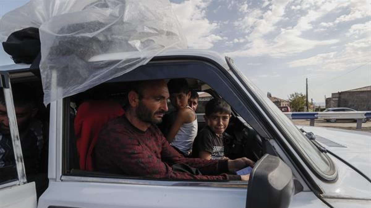 Imagen de armenios abandonando la región de Nagorno-Karabaj cerca del pueblo de Kornidzor (Armenia), el 28 de septiembre de 2023.