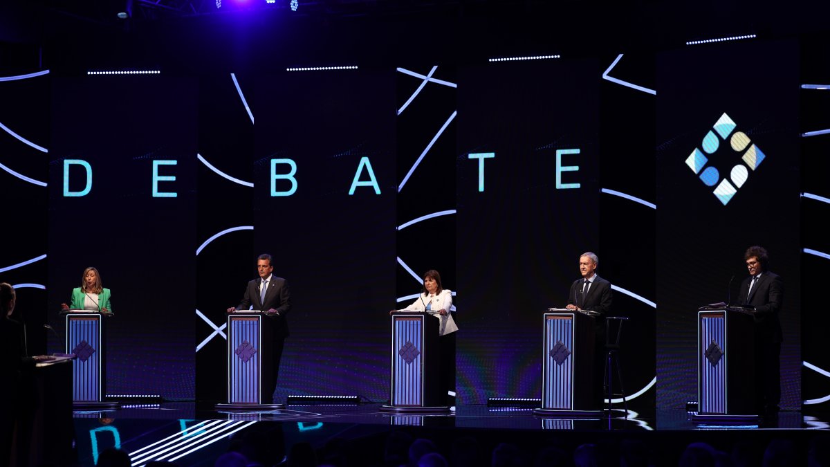 Una vista general del debate presidencial de los candidatos presidenciales en Argentina.