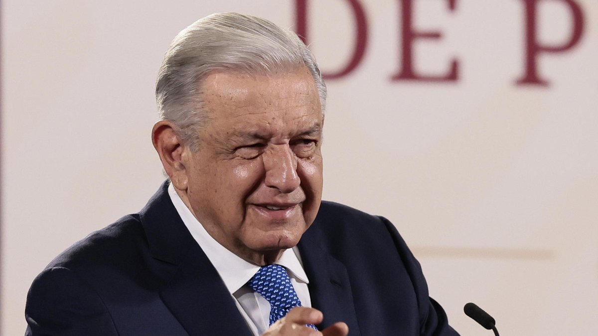 El presidente de México, Andrés Manuel López Obrador, habla durante su conferencia de prensa matutina hoy, en el Palacio Nacional de Ciudad de México (México).