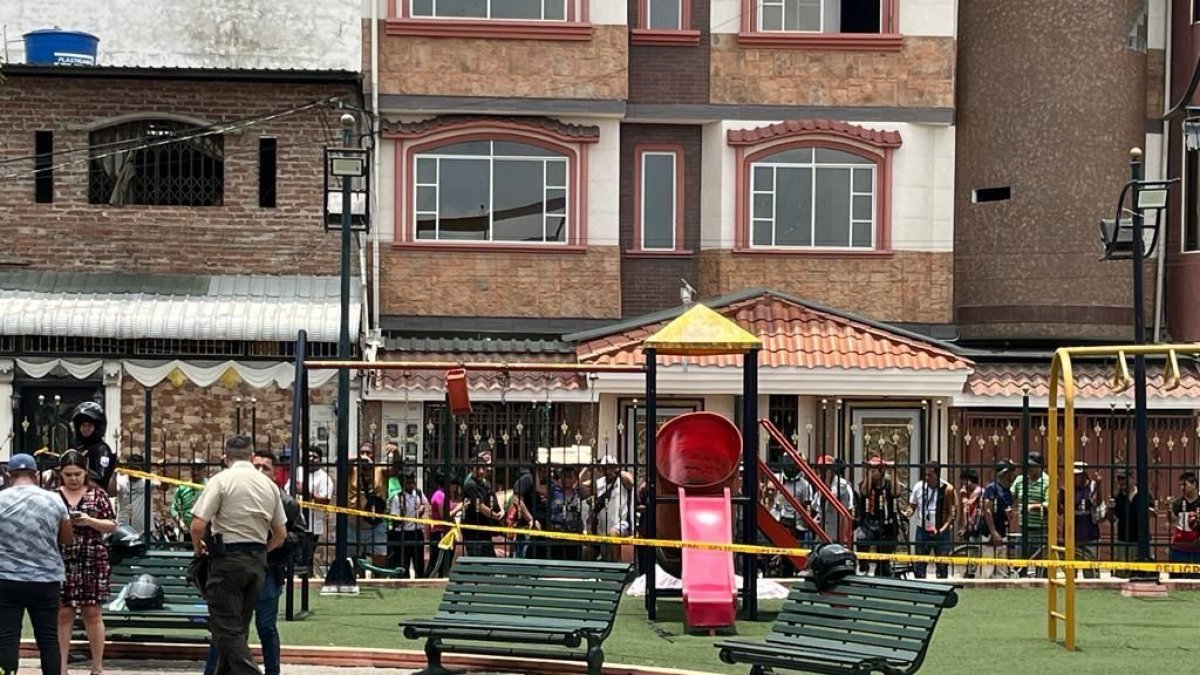 Uniformados de la Policía Nacional recorren este lunes 2 de octubre de 2023 el parque de Pasaje, donde ocurrió el asesinato.