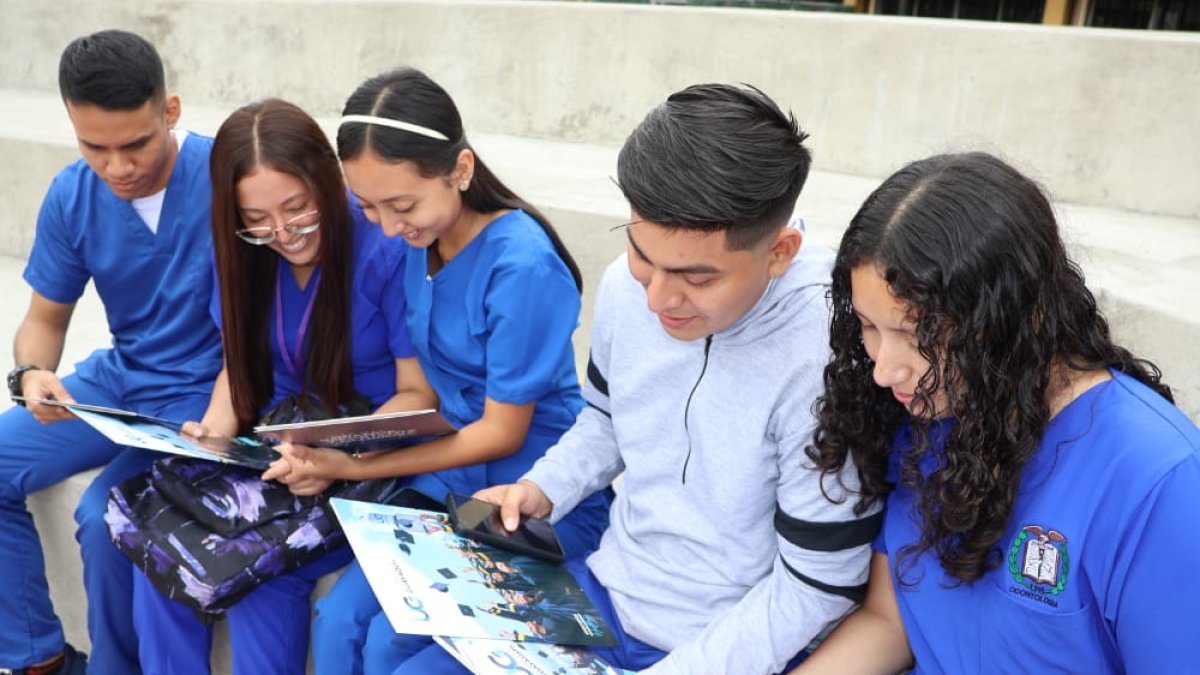 Los estudiantes de la Universidad de Guayaquil en el comienzan un nuevo ciclo con varias modalidades de estudios.