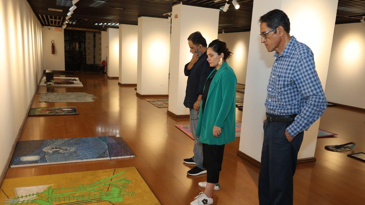 Selección. Los miembros del jurado ejecutan un recorrido durante la revisión de las obras.