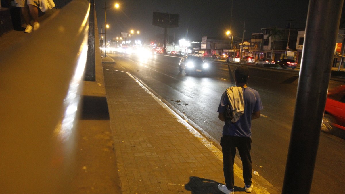 Miedo. Esperar una unidad de transporte solo y en la noche genera intranquilidad en la ciudadanía que no tiene otras opciones para regresar a casa.