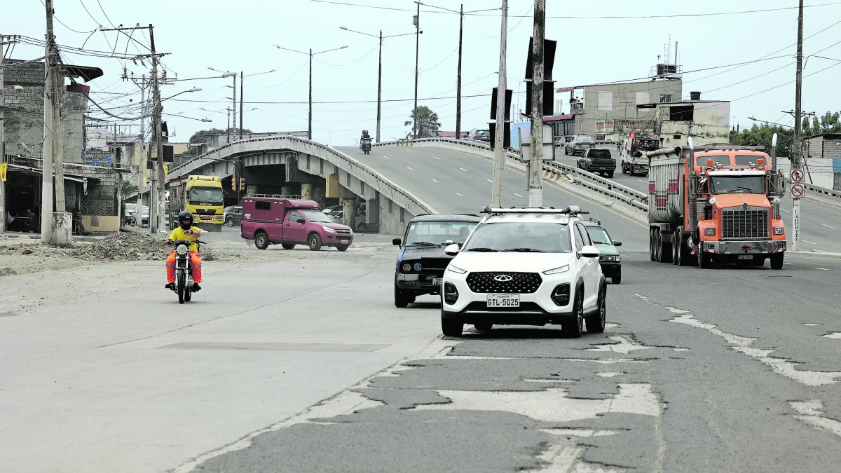 Uno de los tramos más deteriorados es por el puente que cruza la avenida Las Esclusas  más adelante la Juan Bosco.