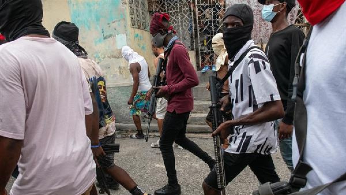 Escena. Miembros de grupos armados vigilando las calles, en Puerto Príncipe