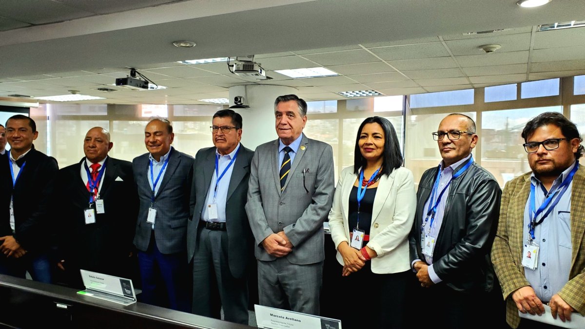 Mesías Tatamuez y Marcela Arellano junto al ministro de Trabajo, Patricio Donoso.