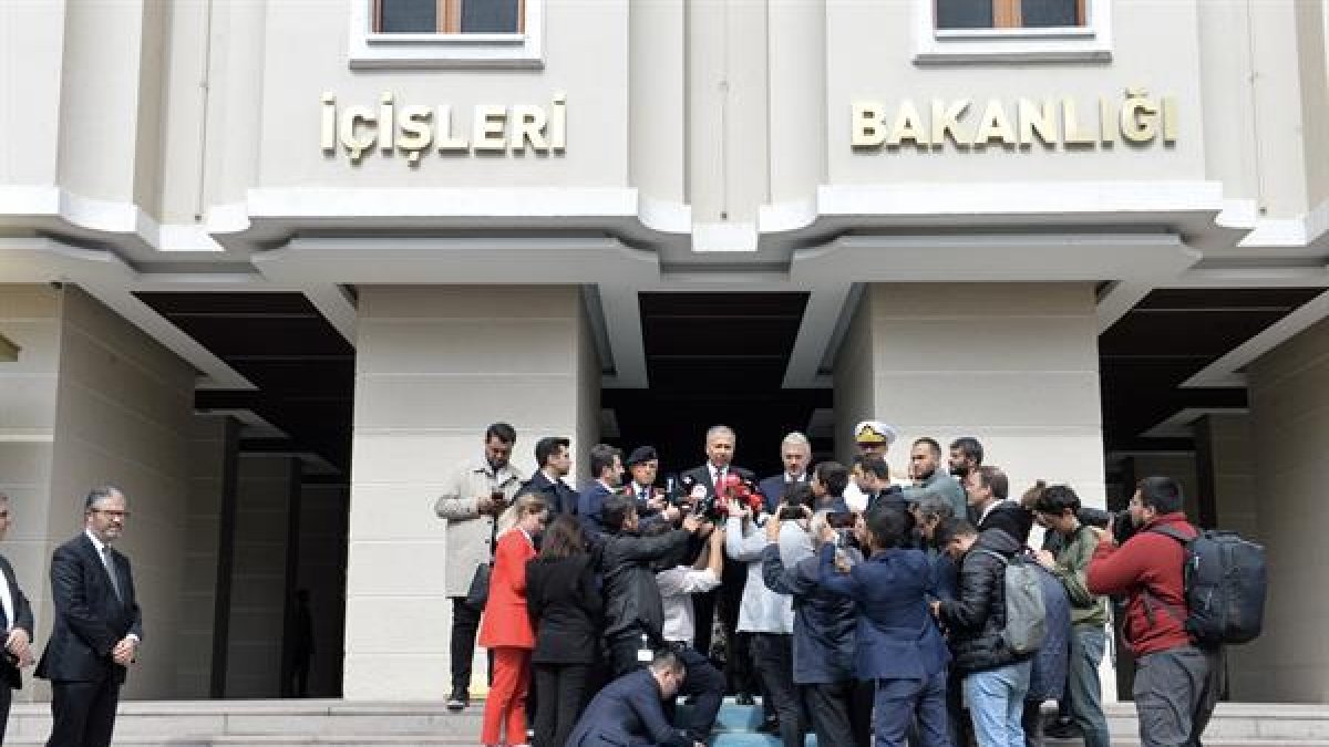 El ministro del Interior turco, Ali Yerlikaya, habla a la prensa tras el atentado de este domingo frente a la entrada al Ministerio que dirige.