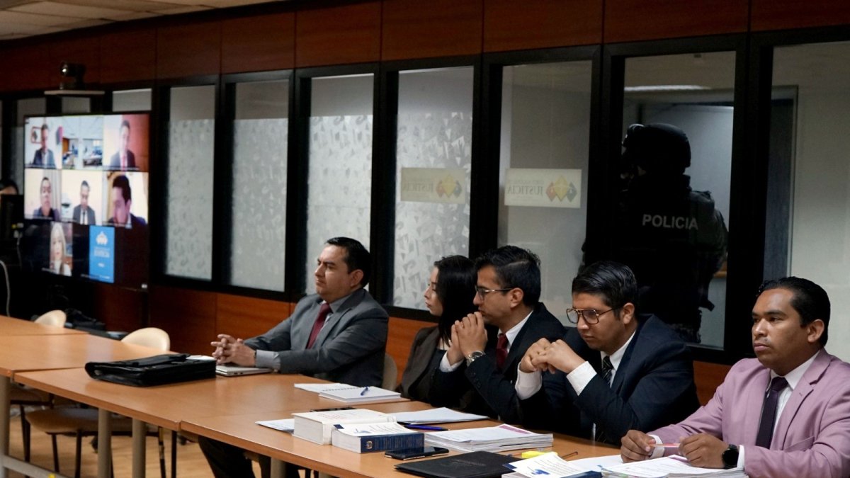 Diligencia. Defensores de los procesados durante la audiencia preparatoria de juicio que se realizó en la Corte.