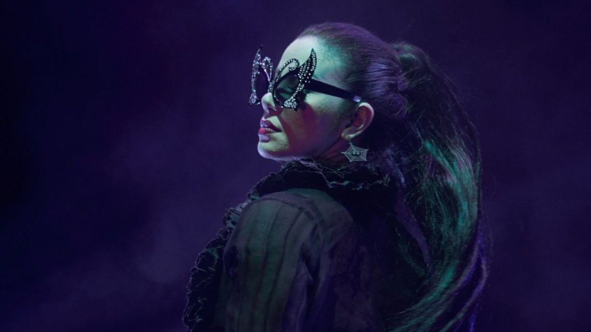 Samantha Grey como Reverenda Clara de Vera.