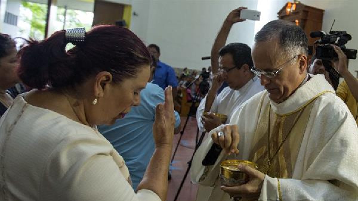 otografía de archivo en la que se registró al obispo auxiliar de Managua, Silvio José Báez (d), al repatir la comunión, en la capital nicaragüense