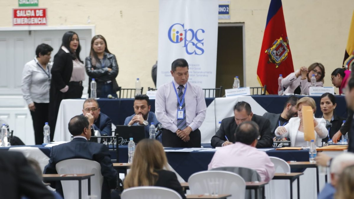 De los 103 inscritos para el concurso solo 48 se presentaron, pero algunos abandonaron el sitio antes de la prueba.